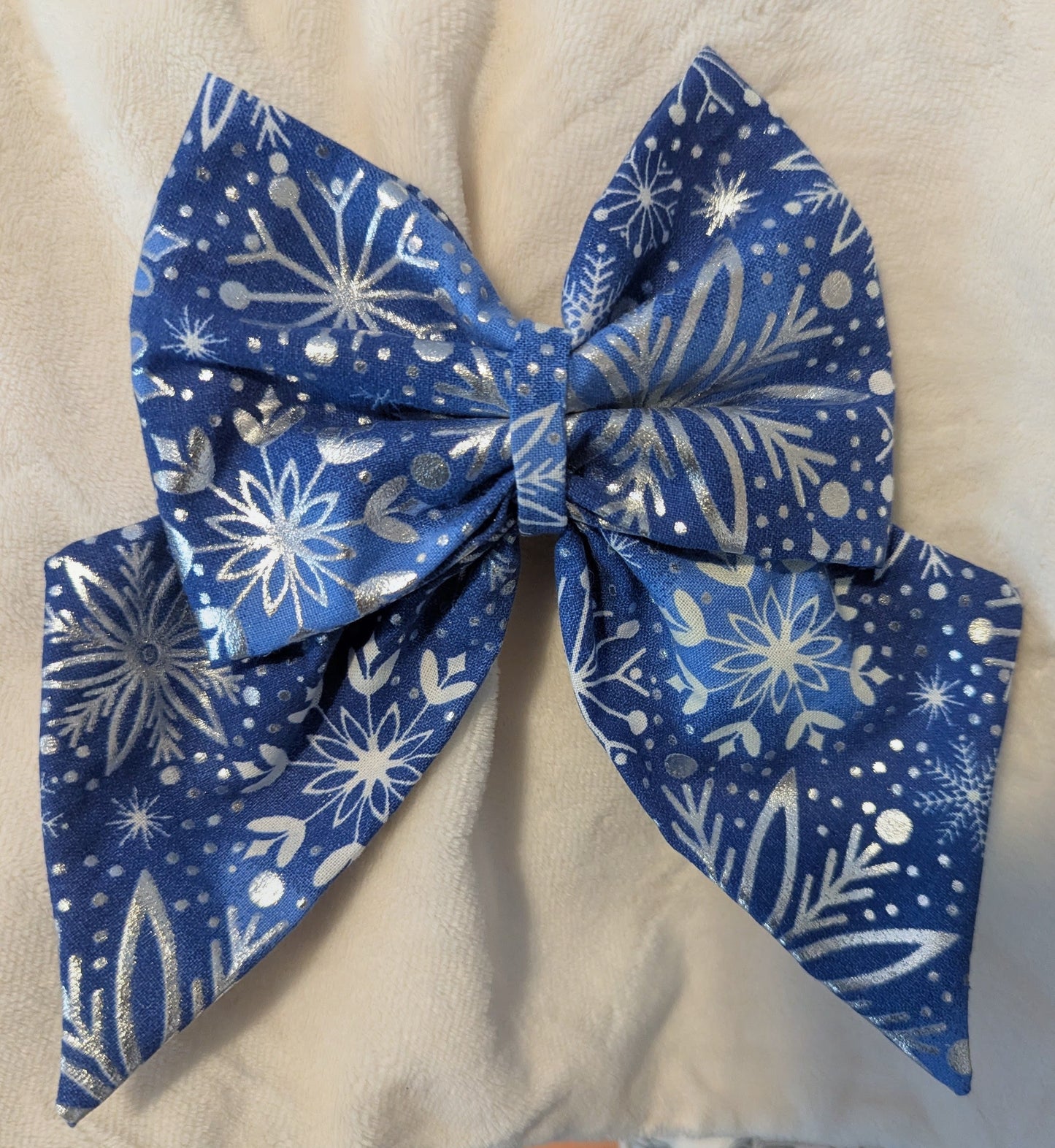 Snowy Sky Bow -medium